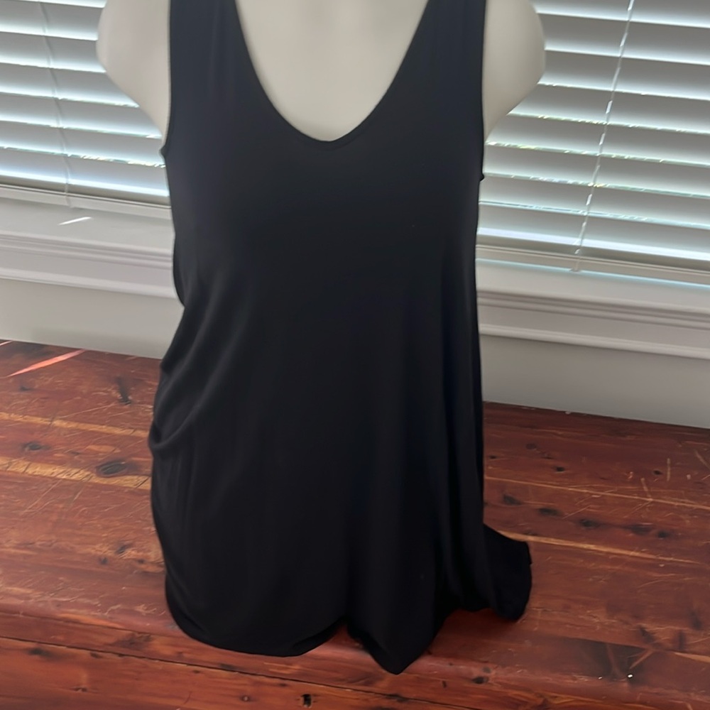 Cute little black dress.